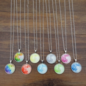 Lot de dix colliers galaxie lumineuse avec pendentifs en verre aux motifs nébuleuse