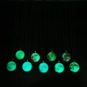 Colliers pendentifs phases de lune en verre brillant bleu-vert dans l'obscurité