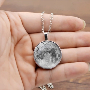 Collier pendentif lune lumineuse avec chaîne argentée pour femme au style vintage