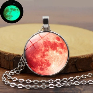 Vue détaillée du collier lune lumineux avec surface rouge et lueur verte dans l'obscurité