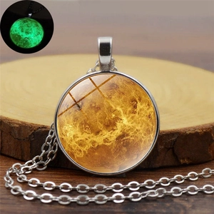 Vue détaillée du collier pendentif planète lumineuse brillant en vert dans le noir