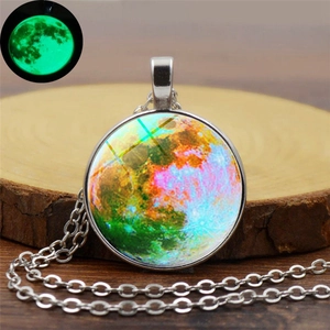 Détail macro d'un pendentif planète lumineuse avec cadre en alliage argenté sur bois