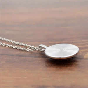 Vue détaillée du collier nuit étoilée argentée avec texture métallique radiale au dos