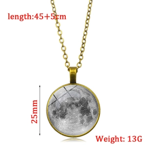 Collier lune vintage lumineux avec monture en bronze et surface lunaire réaliste