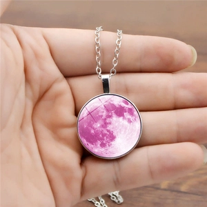 Collier argenté lumineux avec pendentif dôme en verre lune violette sur chaîne en métal