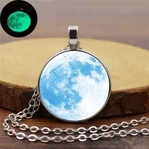 Détail du collier pendentif lune lumineuse avec effet vert brillant dans le noir