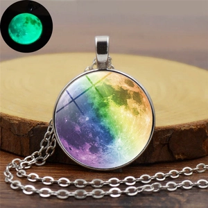 Détail du collier lune lumineux montrant l'effet fluorescent vert et le pendentif arc-en-ciel