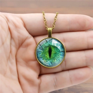 Collana vintage in bronzo con ciondolo cabochon in vetro occhio di drago verde