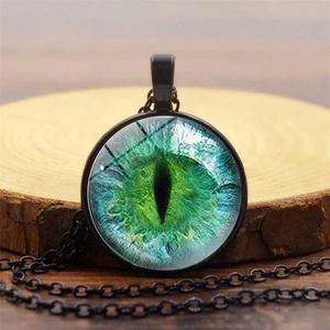 Collana con pendente occhio di drago verde in vetro e catena in lega nera per donna