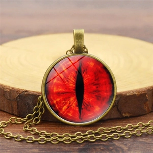 Collana vintage in bronzo con pendente mistico in vetro a occhio di drago rosso