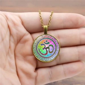 Collier pendentif Mandala Sri Yantra avec symbole Om et design en verre coloré