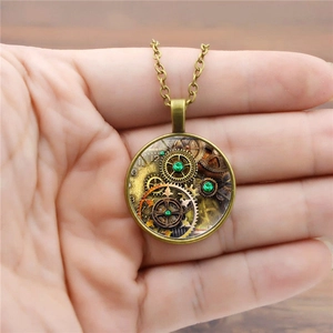 Collier steampunk vintage en bronze avec pendentif engrenage et cristal vert