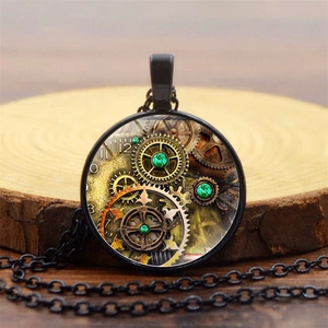 Collier steampunk avec motif d'engrenage et pierres vertes sur fond de bois rustique