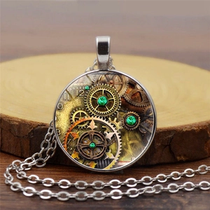 Collier steampunk rétro avec engrenages et pierres vertes sur socle en bois
