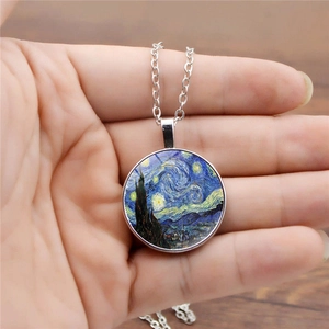 Gros plan du collier pendentif Van Gogh Nuit Étoilée en verre avec chaîne argentée