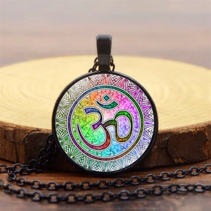 Collier avec pendentif Mandala Om en alliage noir et motif géométrique Sri Yantra coloré