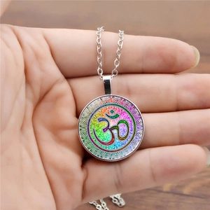 Vue détaillée du pendentif Mandala Sri Yantra en argent avec le symbole sacré Om
