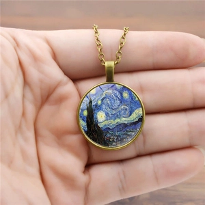 Gros plan du pendentif en verre Nuit Étoilée de Van Gogh avec chaîne en bronze