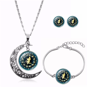 Détail de la parure Verseau avec collier croissant de lune et pierres bleues précieuses