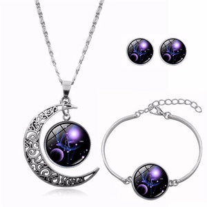 Détails de la parure Balance avec collier croissant de lune et breloques bracelet
