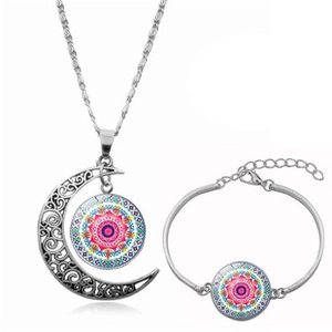 Détail de la parure collier lune et bracelet en argent avec motif mandala en verre