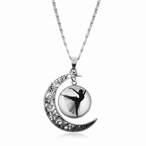 Dettaglio della collana luna d'argento con ciondolo a silhouette di ballerina in vetro