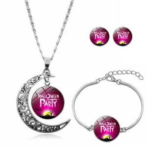 Détails macro d'une parure Halloween avec collier lune et boucles d'oreilles en verre