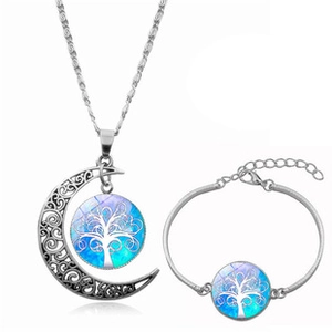 Détail de l'ensemble bijoux avec collier croissant de lune et bracelet arbre de vie