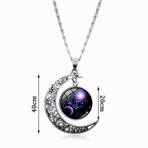 Collier lune Balance avec pendentif en verre ciel étoilé et finition argentée