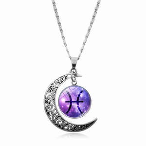 Dettaglio collana luna argento con ciondolo costellazione Pesci cielo stellato