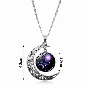 Collana a mezzaluna argentata con pendente costellazione Bilancia in vetro lucido
