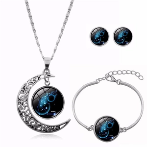 Détails de la parure de bijoux Verseau en argent avec pendentifs en verre étoilé bleu