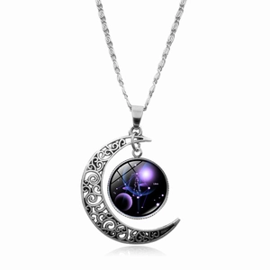 Dettaglio della collana luna d'argento con ciondolo costellazione Bilancia e gemma