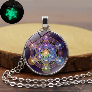 Détail macro du pendentif lumineux Cube de Métatron montrant la géométrie sacrée et la chaîne