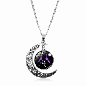 Collana luna d'argento con ciondolo in vetro segno Gemelli su sfondo bianco con riflesso