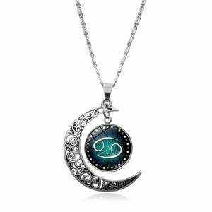 Collana a mezzaluna d'argento con cabochon in vetro segno Cancro e motivo traforato