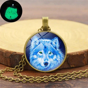Détail du collier loup en bronze avec effet lumineux vert brillant dans le noir