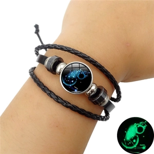 Vue détaillée du bracelet en cuir zodiaque Verseau lumineux avec effet de lueur bleue