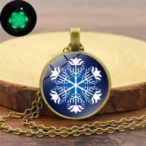 Détail du collier pendentif lumineux Stargate Atlantis avec finition bronze sur bois