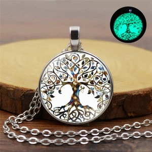 Collier pendentif arbre de vie lumineux avec effet brillant dans le noir