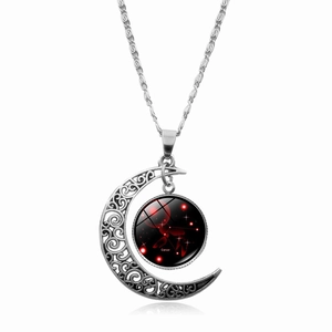 Dettaglio del ciondolo a luna d'argento con gemma del Cancro e catena a corda fine