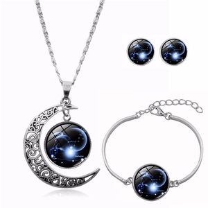 Vue détaillée de la parure de bijoux Capricorne avec collier lune et bracelet argenté
