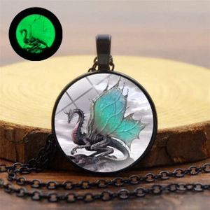 Détail du collier pendentif dragon en verre avec effet lumineux cyan dans le noir