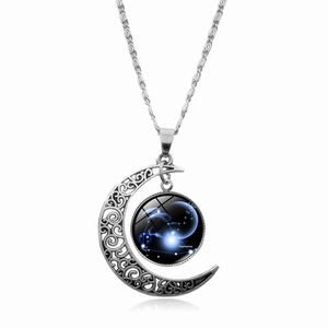 Dettaglio della collana a mezzaluna argentata con ciondolo dello zodiaco Capricorno