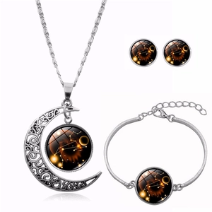 Détail de la parure bijoux signe Lion avec collier lune, bracelet et boucles d'oreilles