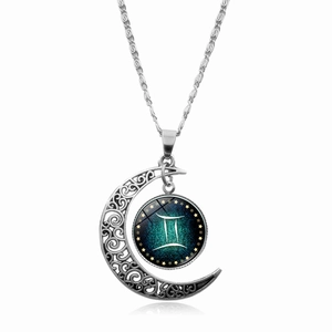 Dettaglio del ciondolo a mezzaluna d'argento con segno zodiacale Gemelli in vetro