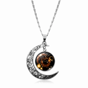 Dettaglio della collana luna d'argento con medaglione Leone e incisioni a traforo