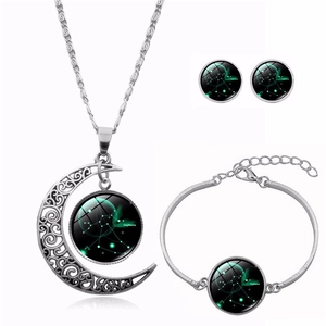 Détail de la parure Sagittaire argentée avec pendentif lune et motifs de nébuleuse étoilée