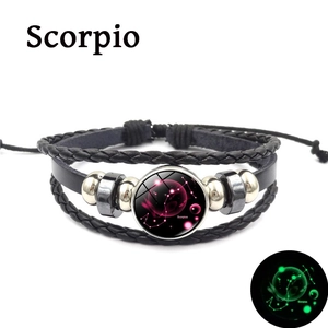Vue détaillée du bracelet Scorpion en cuir fait main avec perle en verre lumineuse
