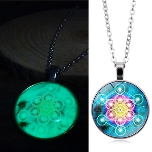 Collier Metatron phosphorescent montrant l'effet de lueur dans le noir et l'aspect de jour